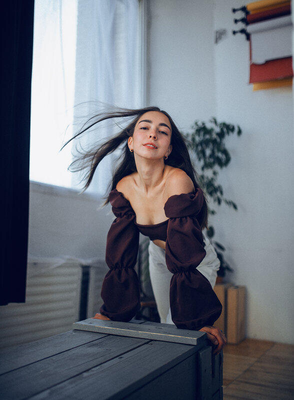 Красивая девушка в солнечной студии - Lenar Abdrakhmanov