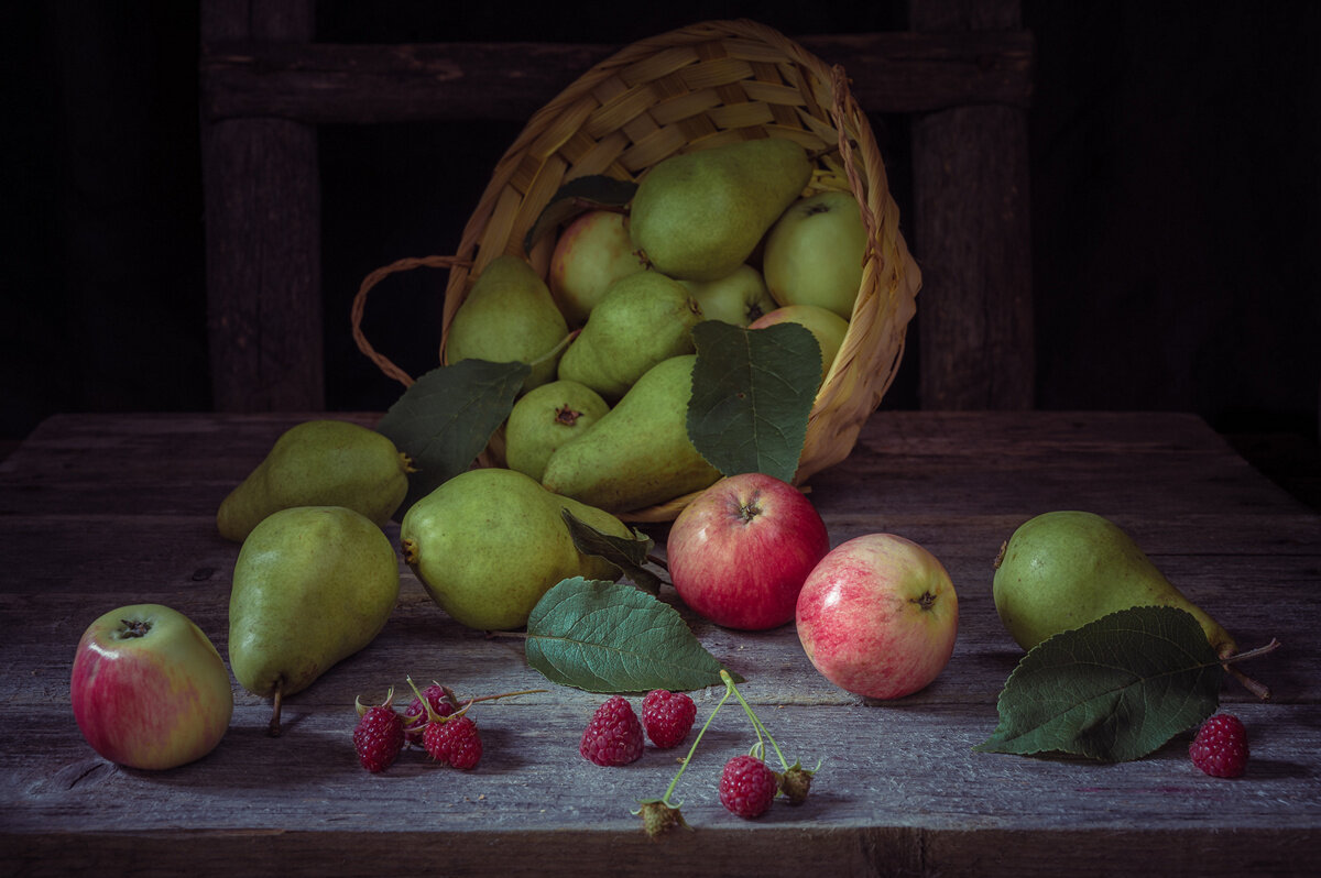 Натюрморт с яблоками и грушами. - Олег Бабурин