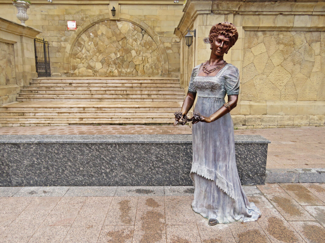 Статуя Матильды Кшесинской на проспекте Ленина в Кисловодске - ИРЭН@ .