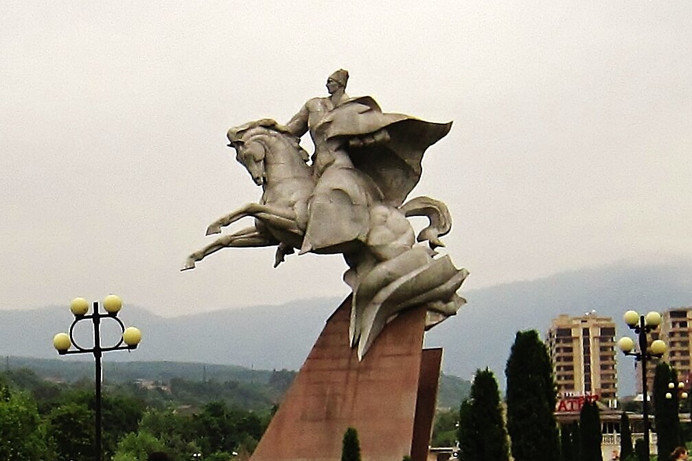 Памятник национальному герою на набережной Терека - Елена (ЛенаРа)