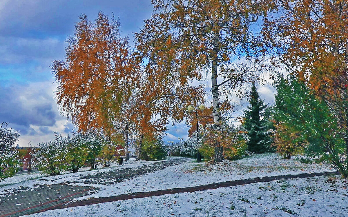 Сентябрь...Золотая осень и первый снег в парке! - Владимир 
