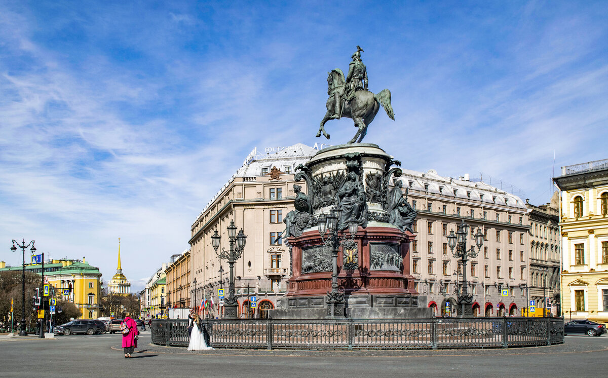 Памятник Николаю I на фоне гостиницы "Астория", построенной архитектором Фёдором Лидвалем - Стальбаум Юрий 