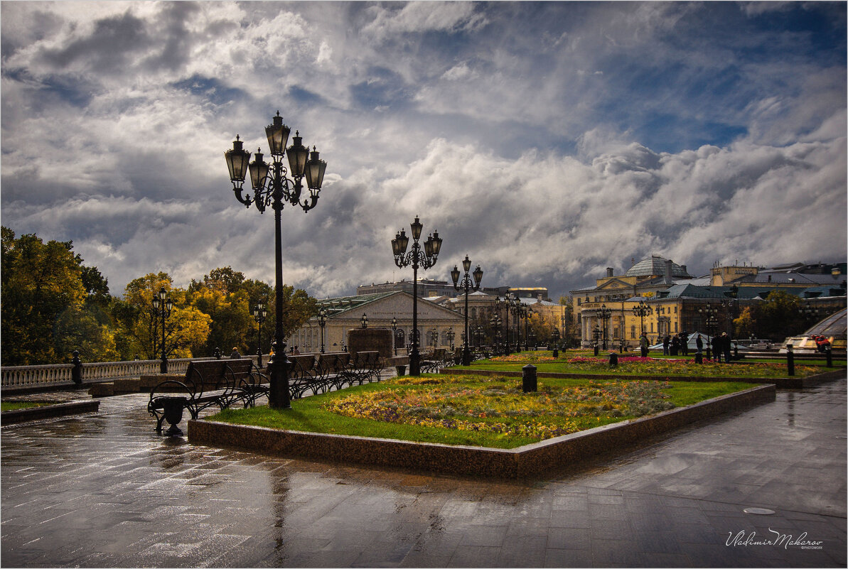 "Осенние дожди. Просвет на Манежной"© - Владимир Макаров