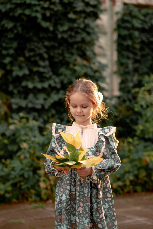 Девочка с букетом из листьев. - Юлия Кравченко