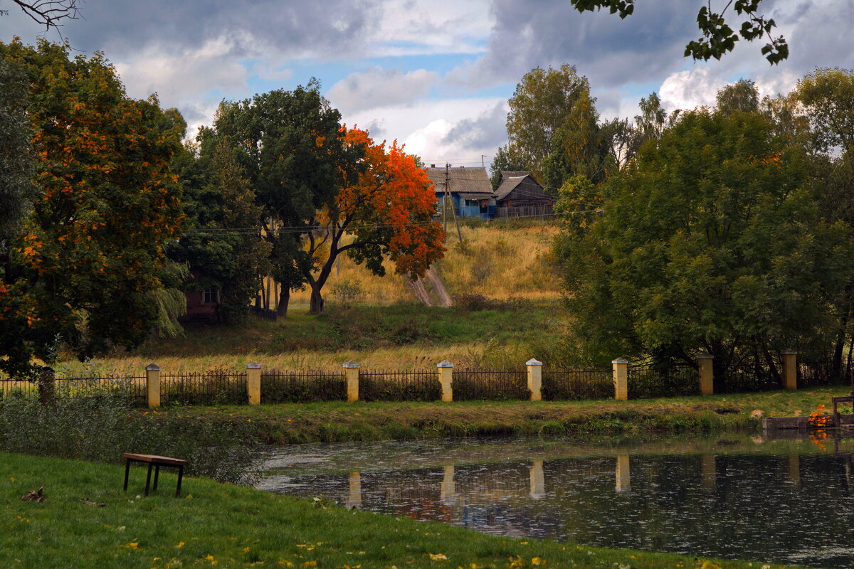 Сельский пейзаж со скамеечкой у пруда - M Marikfoto