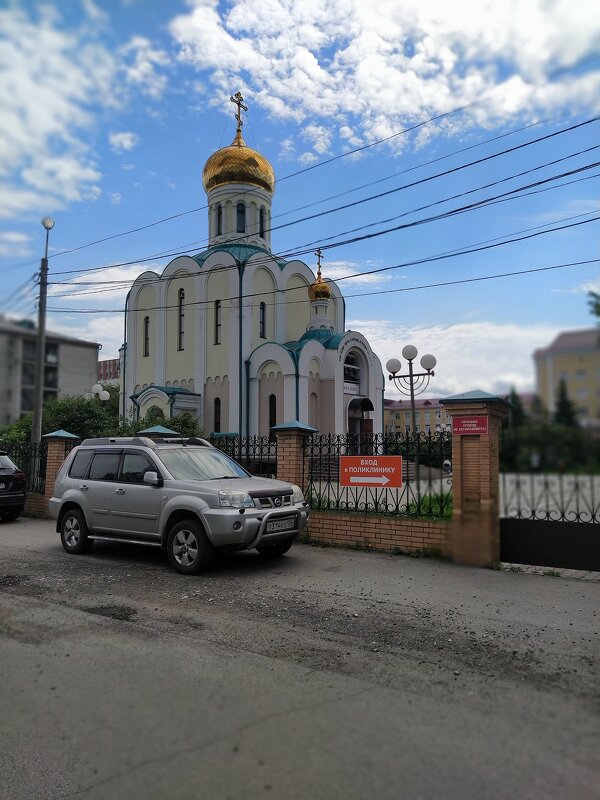 Автомобиль на фоне церкви - Юлия Маслова