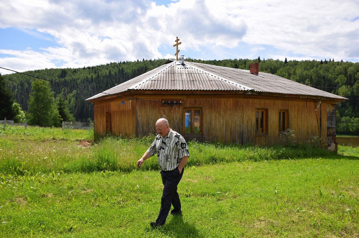 Местные жители восстанавливают церковь - Александр Рыжов