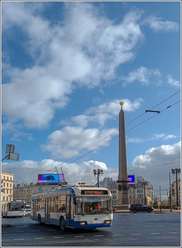 НазваниеНа площади Восстания в Петербурге - Любовь Зинченко 