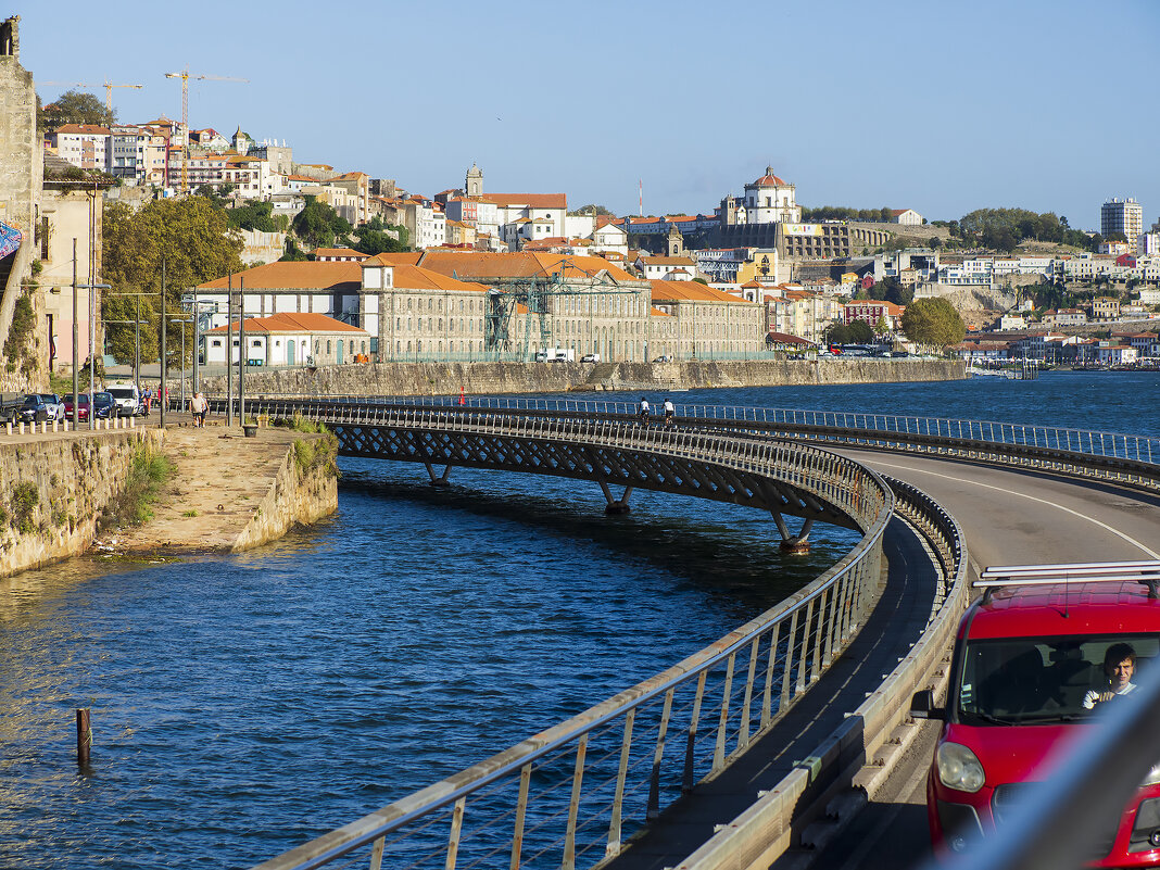 Если нет дороги, можно и по воде ... г.Порто (Португалия) - Alexander Amromin