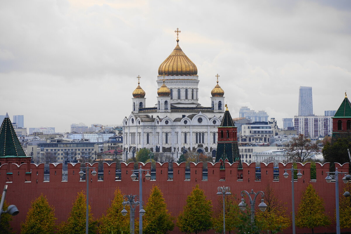 Вид на Кремль и храм Христа Спасителя из парка "Зарядье" - Иван Литвинов