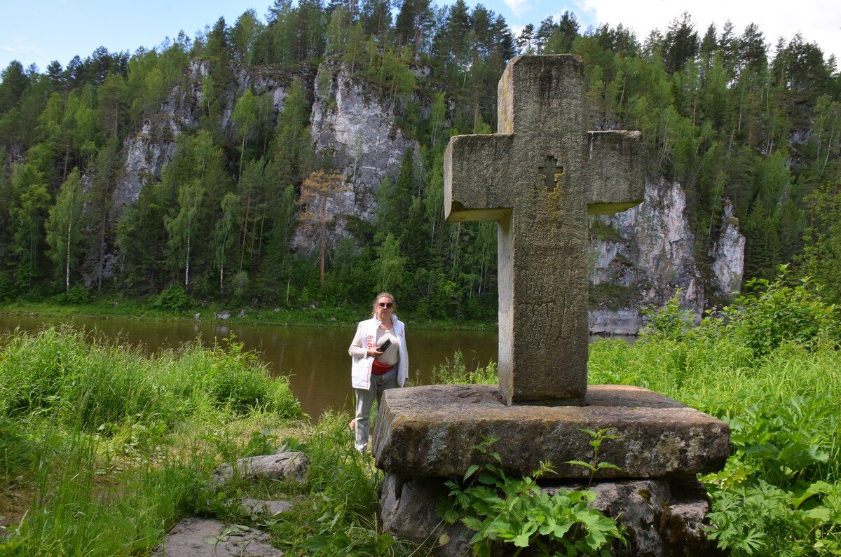 Демидовский крест на фоне камня Писаного - Александр Рыжов