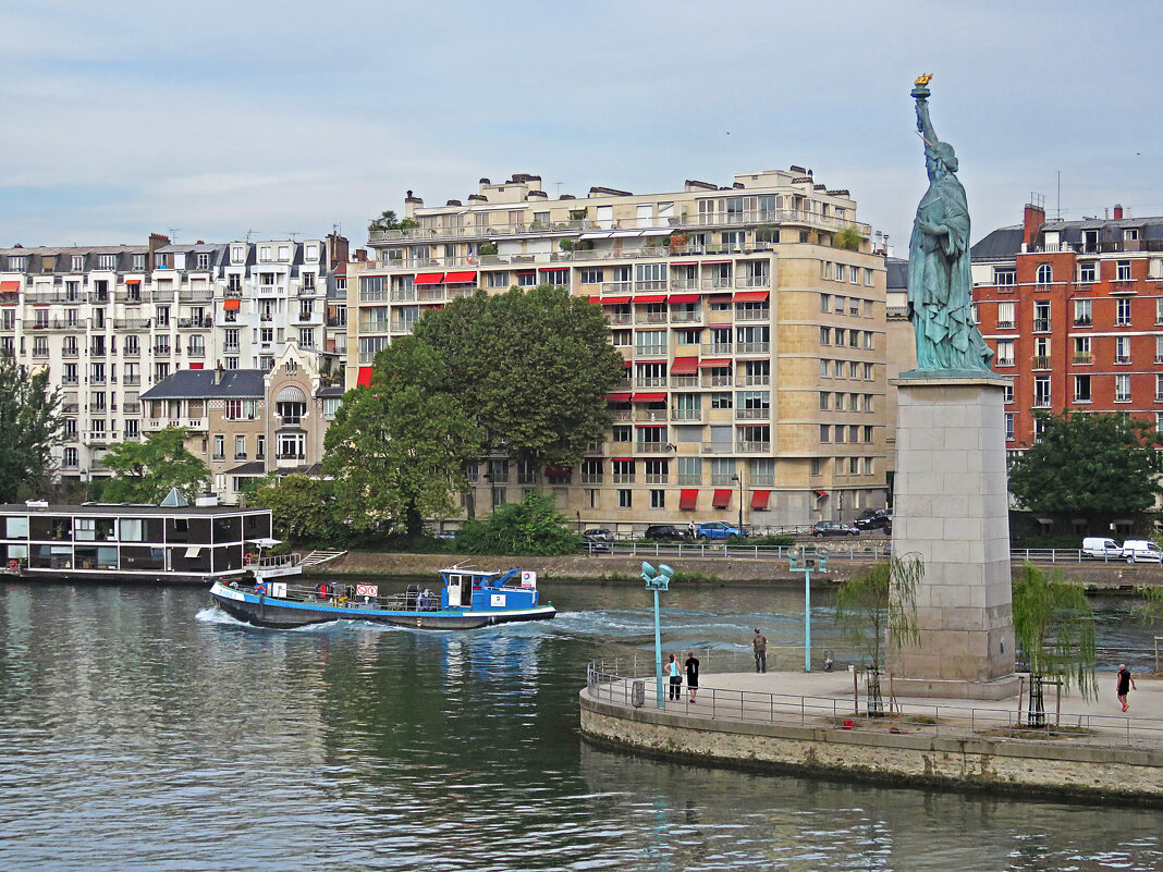 Статуя "Свободы" установлена на Лебедином острове Сены. - ИРЭН@ .