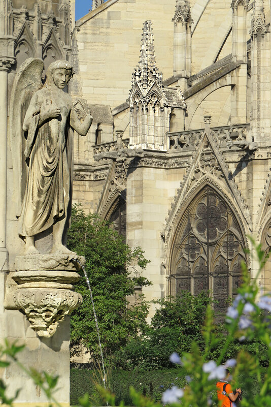 Notre-Dame de Paris. фонтан у собора Парижской Богоматери. - ИРЭН@ .