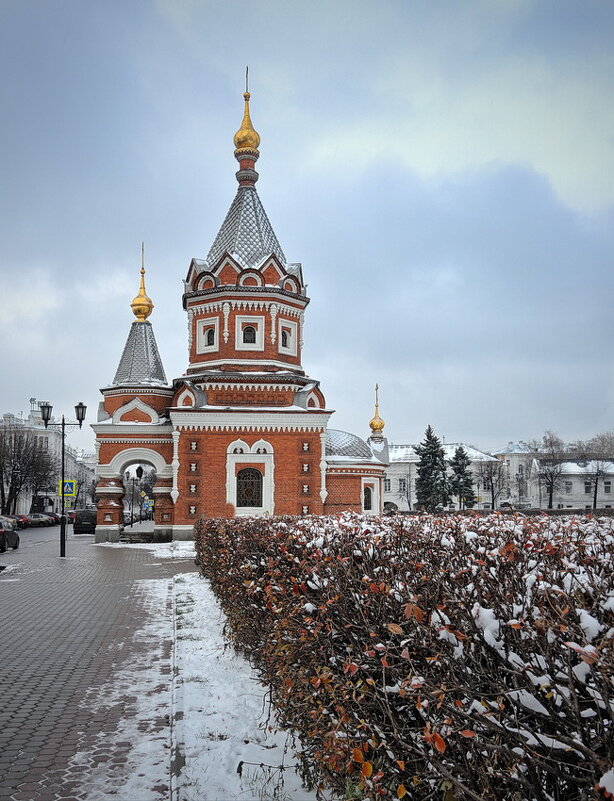 Ноябрь- это зима? Возле часовни Александра Невского в Ярославле - Николай Белавин