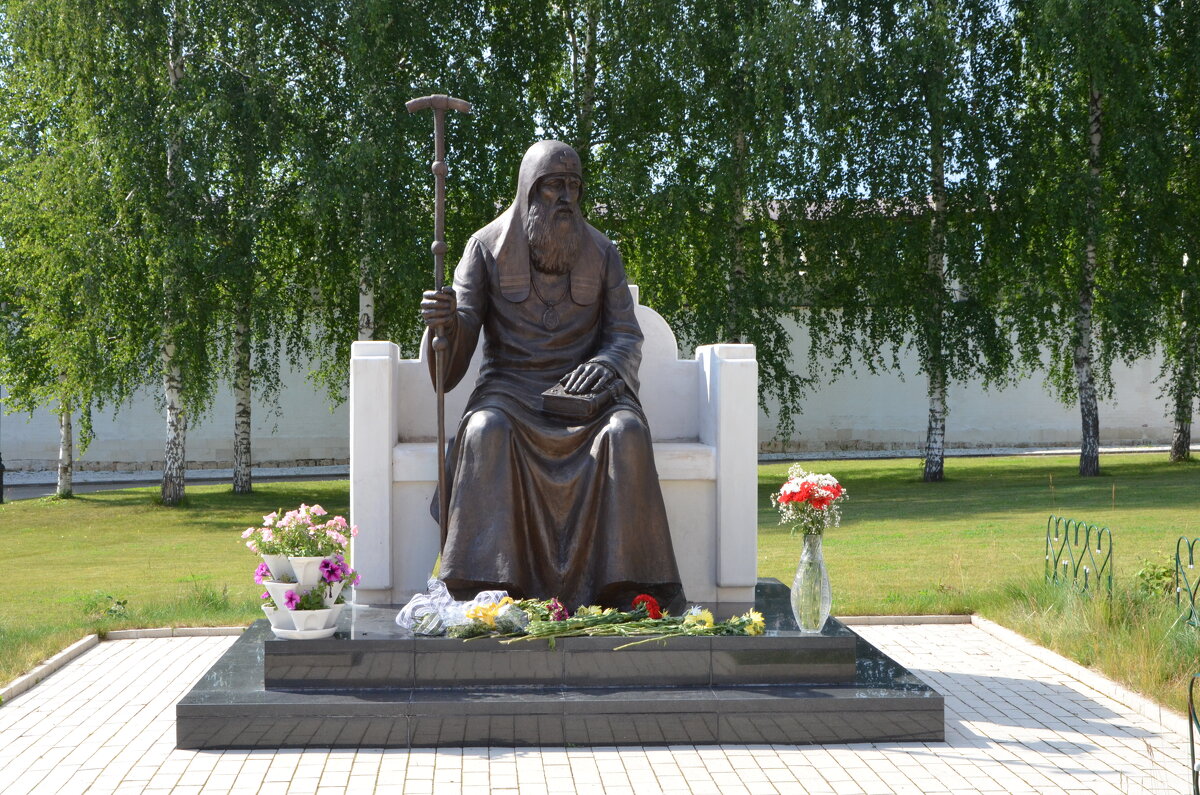 Памятник Патриарху Иову в Старицком монастыре. - Oleg4618 Шутченко