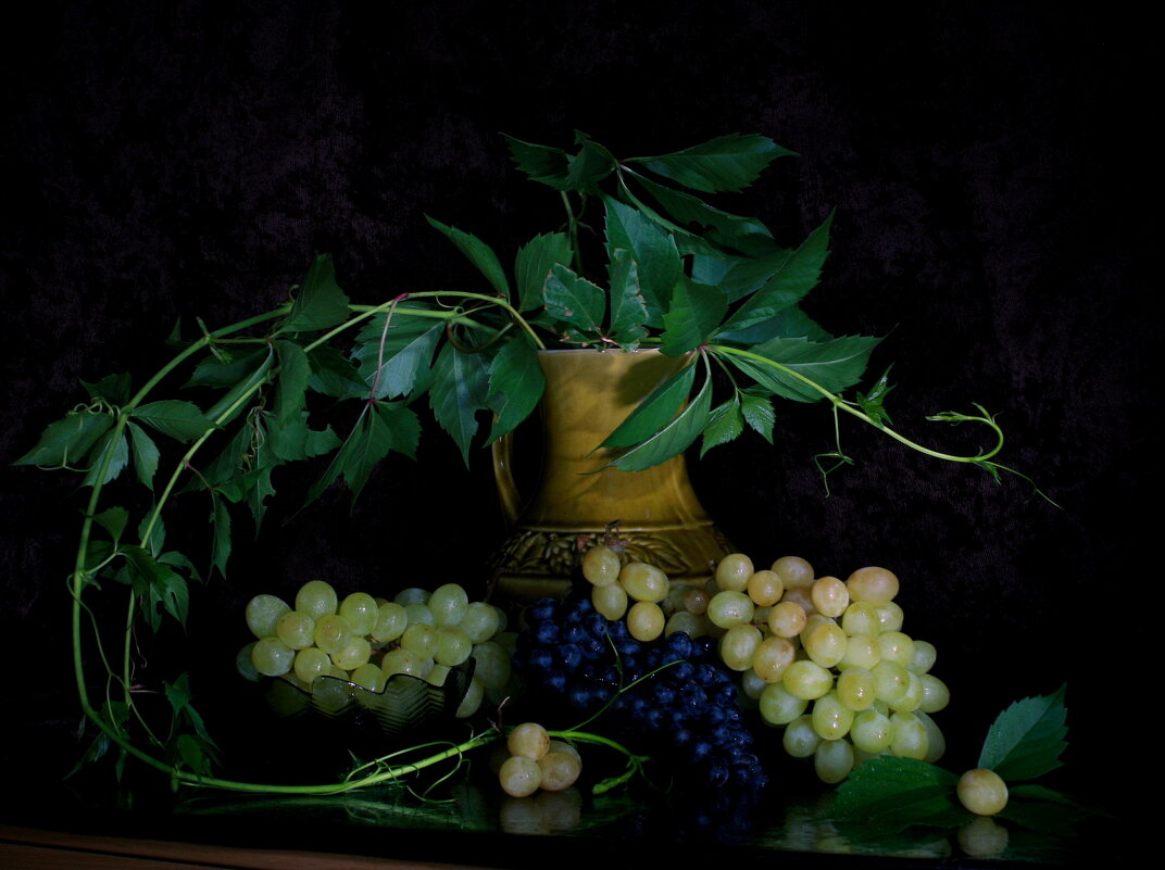 Натюрморт с виноградом - Нэля Лысенко
