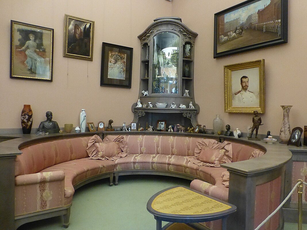 Уголок Кленовой гостиной с круглым диваном - Лидия Бусурина