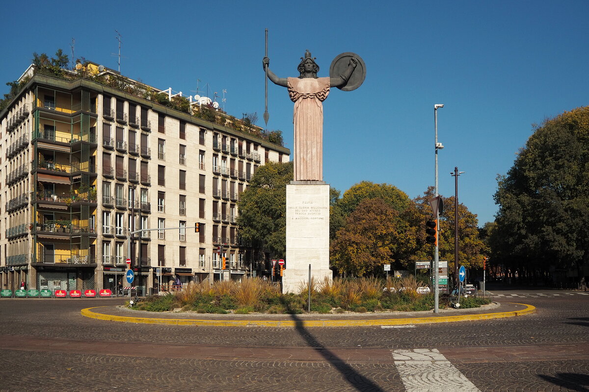Pavia "Statua della Minerva", Павия "Статуя Минервы" Италия - wea *