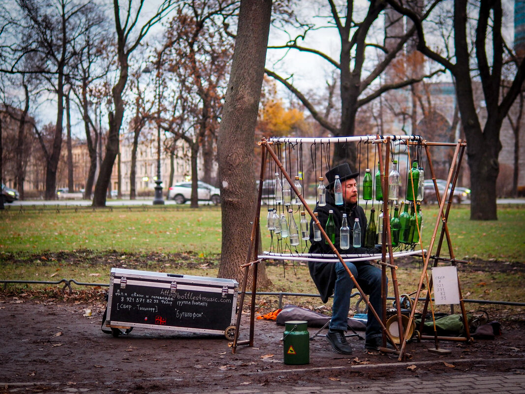 Музыкант Федор Григорьев и его бутылофон в Александровском парке - Магомед .