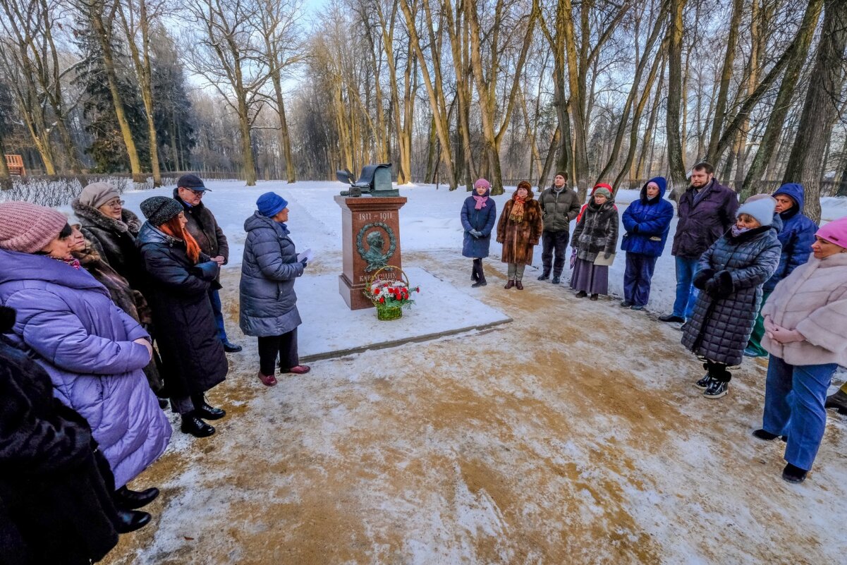 Возложение цветов у памятника Карамзина - Георгий А