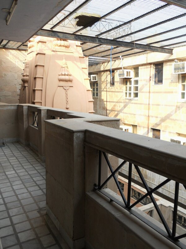 Храм встроен внутрь гостиницы. Индия 2011 - Gopal Braj