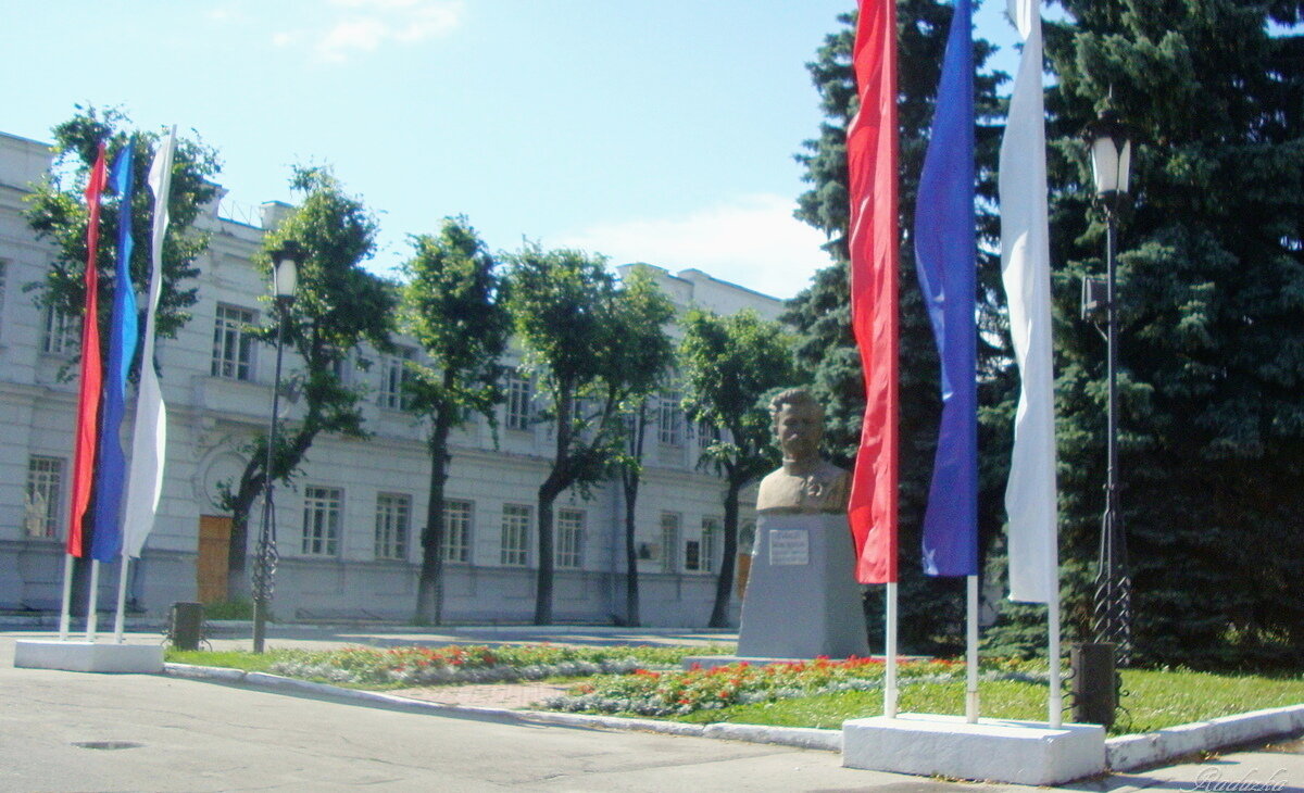Памятник земляку ульяновцев - Raduzka (Надежда Веркина)