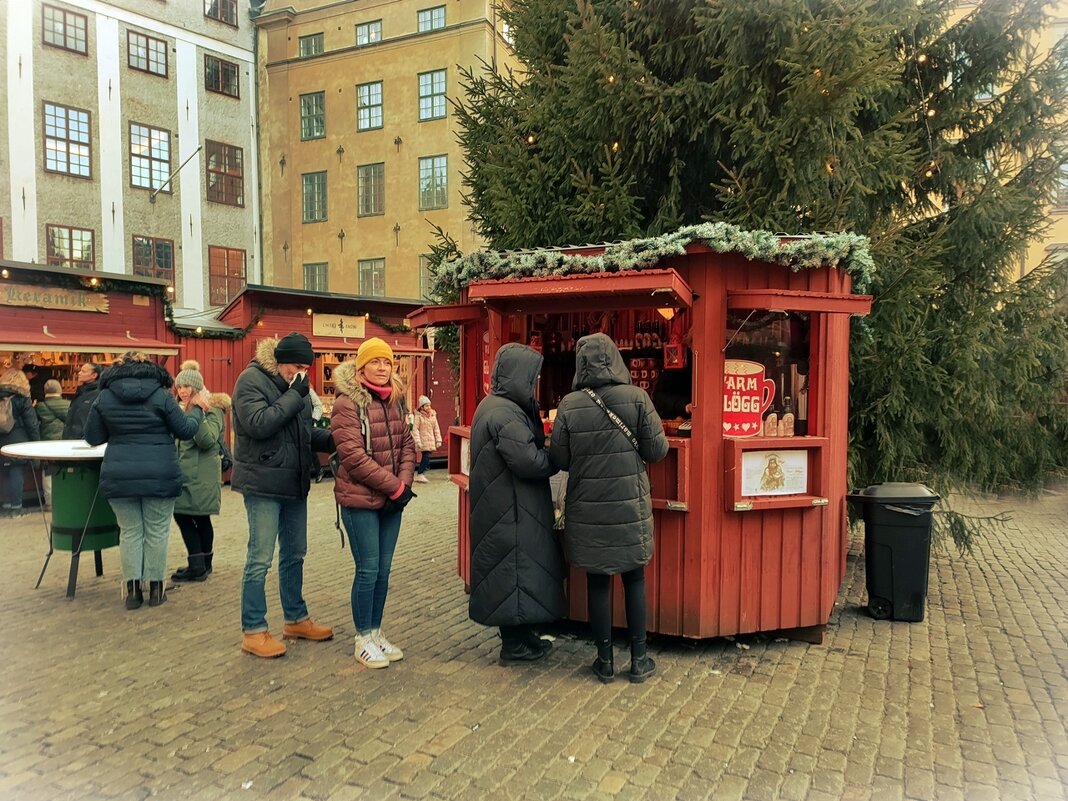 Выпить горячего Glögg (глинтвейна) с перечным печеньем  Стокгольм Швеция Рождественская ярмарка - wea *