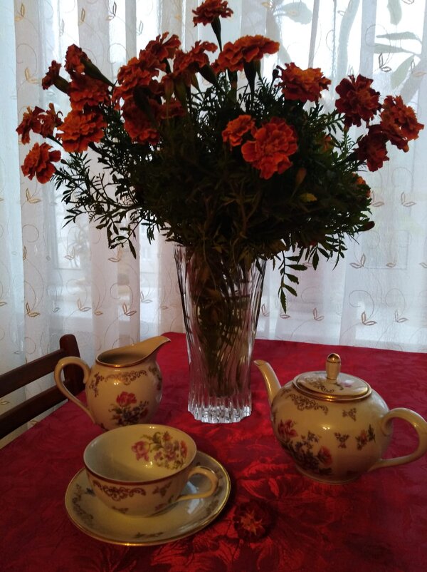 Бархатцы в вазе,чайный сервиз - Нина Колгатина 