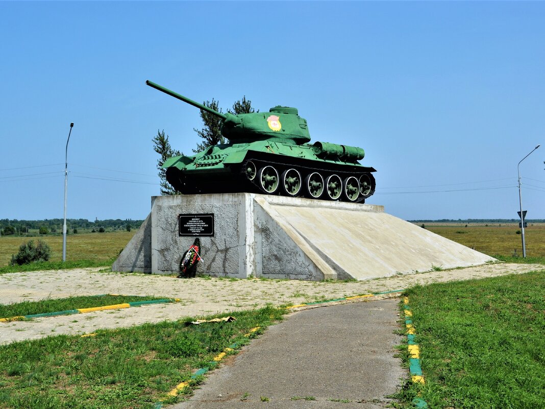 Батайск. Памятник танку Т - 34. - Пётр Чернега