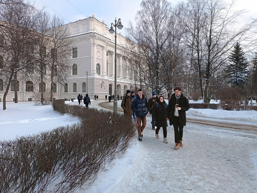 Студенты-политехники у здания своей Alma-Mater - Стальбаум Юрий 