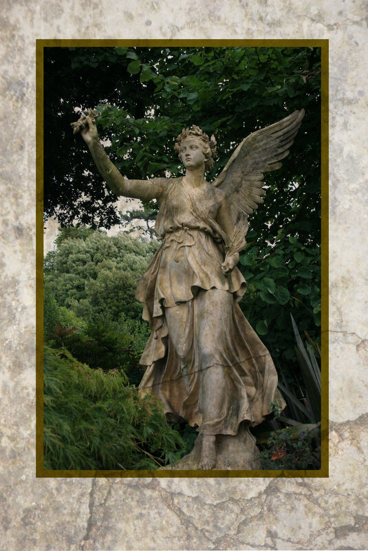 Angel statue - Свечение Язычество