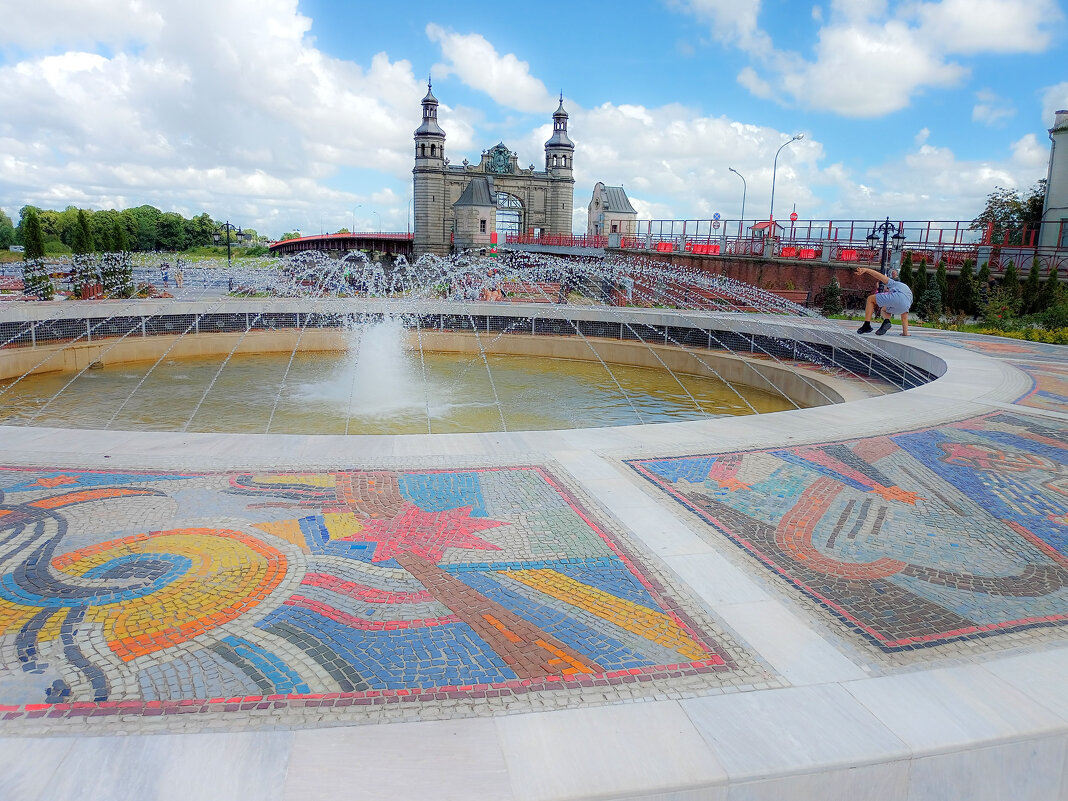 Фонтан на фоне моста Луизы. - Александр Крылов