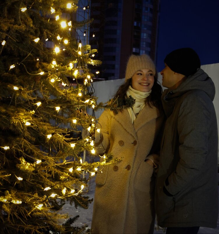 Красивая пара у новогодней елки - Дарья Малашенко