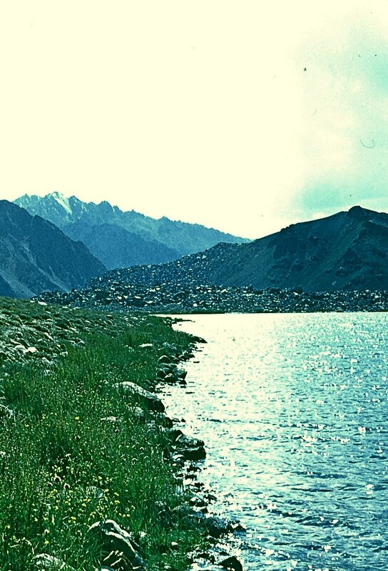 ПАМИР, ОЗЕРО ЯШИЛЬКУЛЬ, чёрные камни завала. - Виктор Осипчук