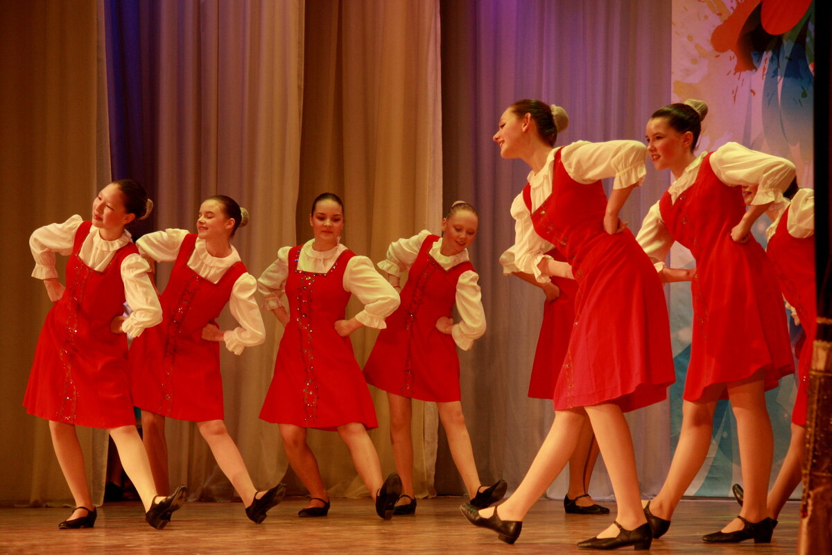 Танцуют наши девчонки... - Нэля Лысенко