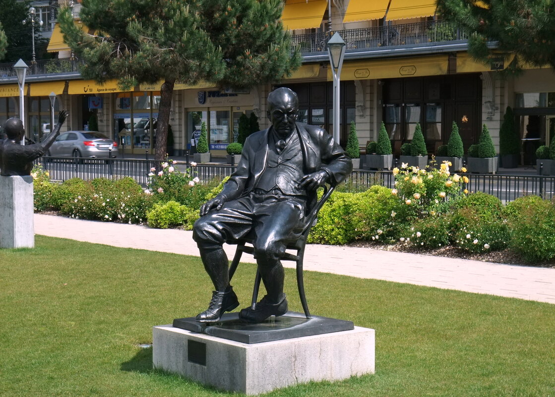 Памятник Владимиру Набокову в Монтрё. - tatiana 