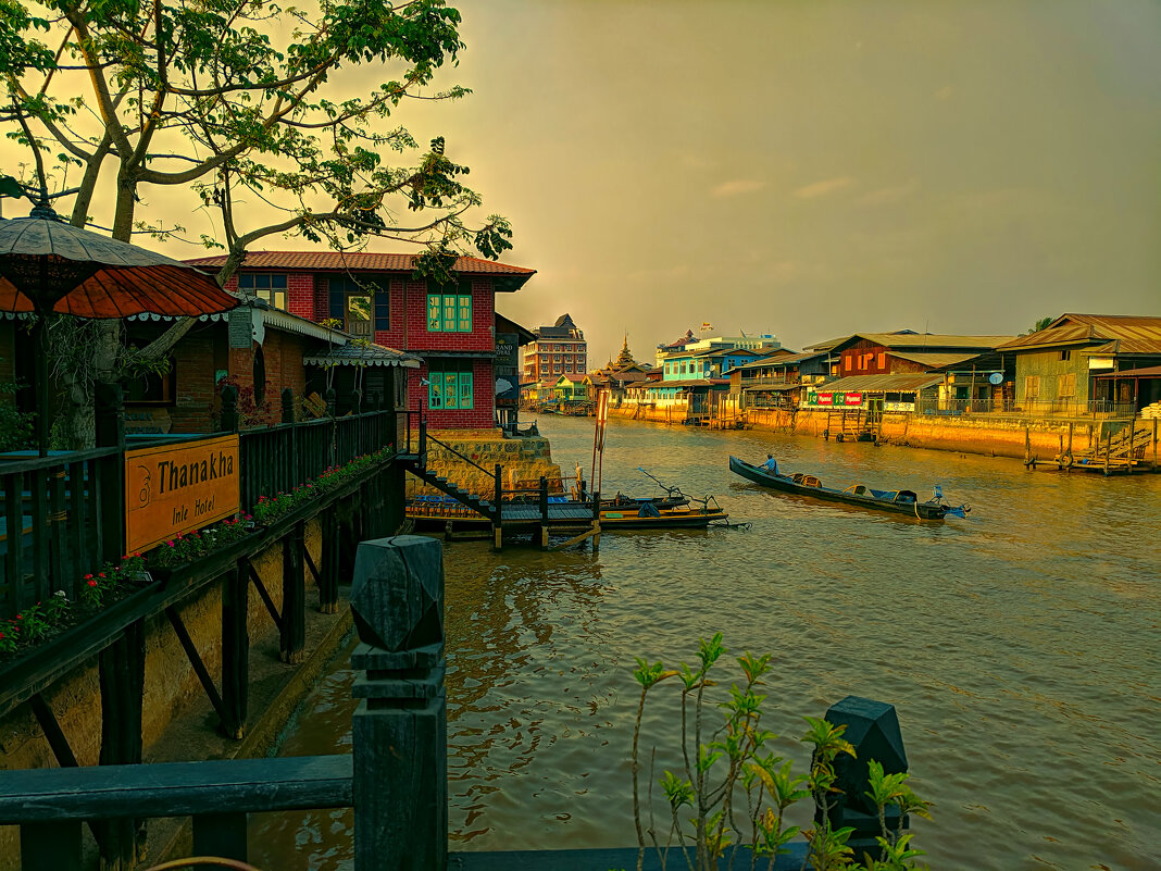 "Улочка" городка Ньяунгшве, впадающая в озеро Инле. Мьянма - Олег Ы