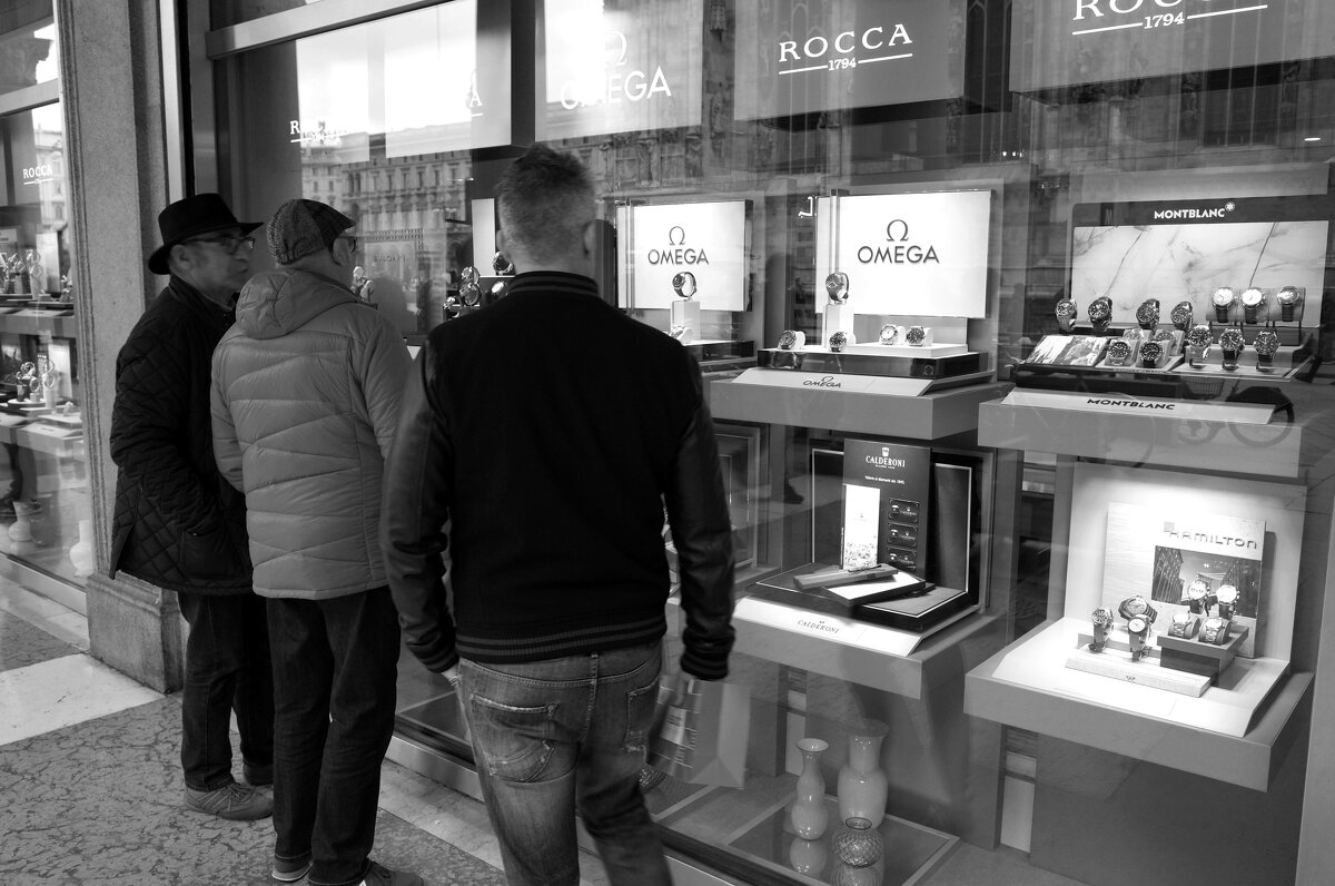 Витринный шоппинг мужчин Милан Италия - wea *