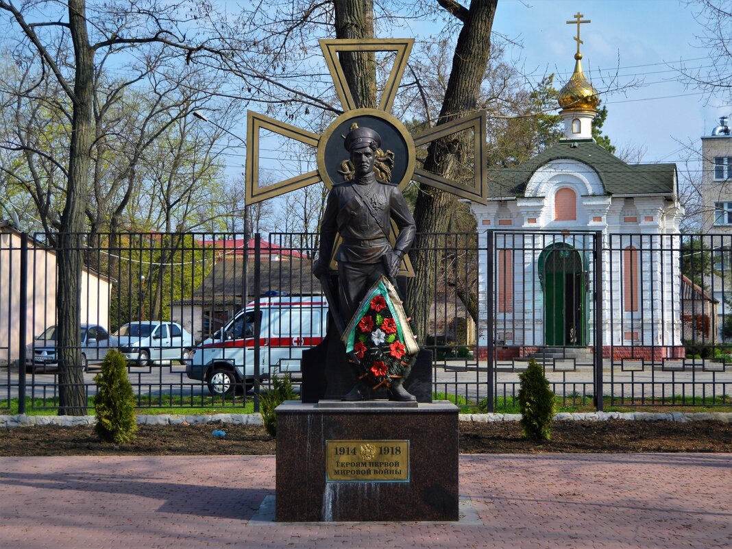 Азов. Памятник героям Первой мировой войны. - Пётр Чернега