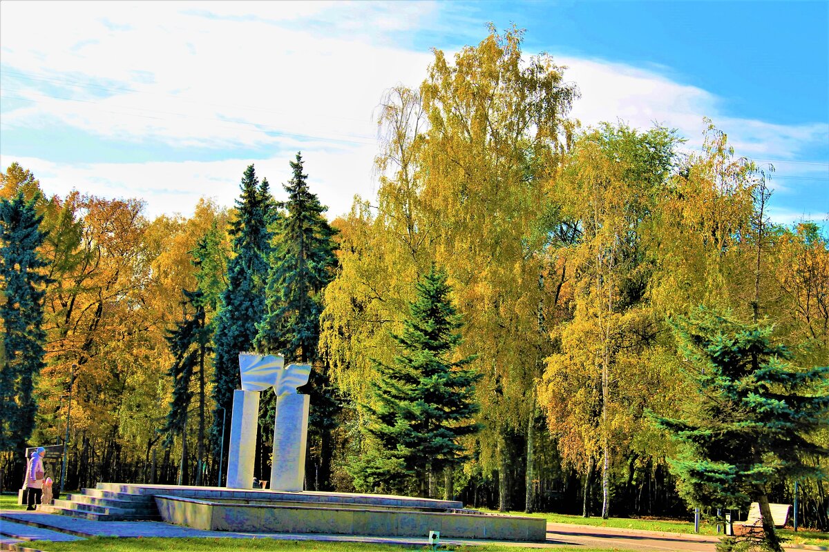 ЗОЛОТАЯ ОСЕНЬ В ГОРОДСКОМ СКВЕРЕ - Валентина 