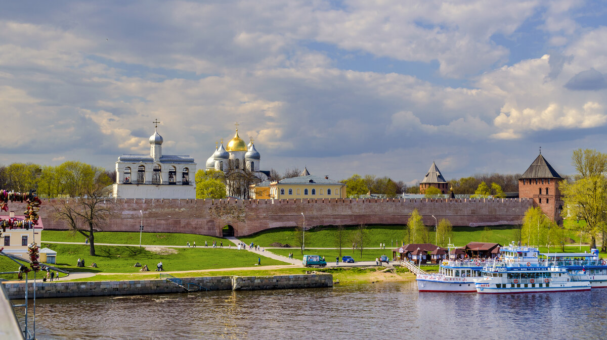 Участок стены Новгородского Кремля на на набережной Волхова - Стальбаум Юрий 