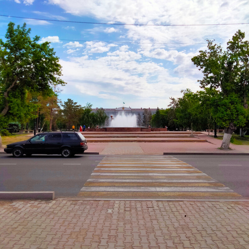 Вид на центральный фонтан и акимат Павлодара. - Динара Каймиденова