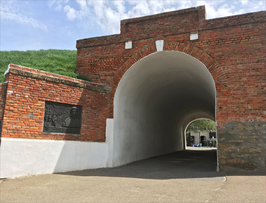 Входная арка Азовской крепости - Надежда 