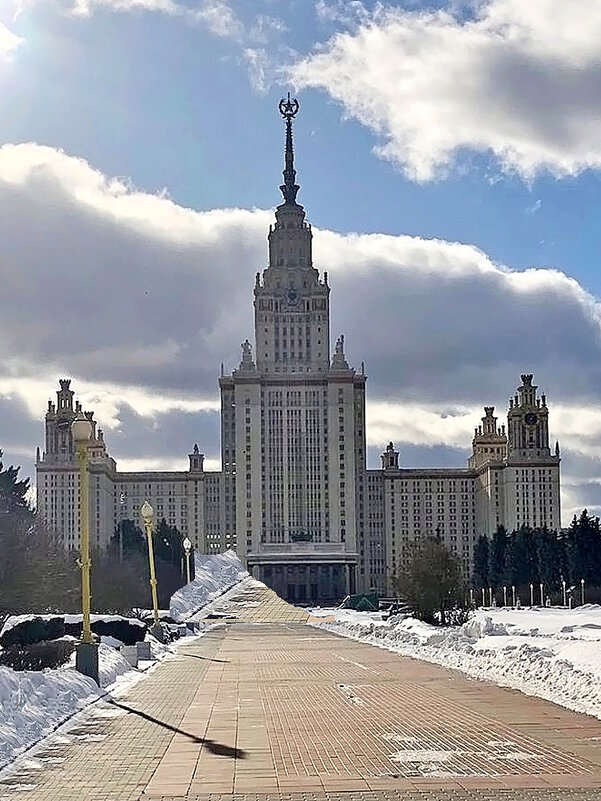 Здание МГУ на Воробьевых горах в Москве - Ольга Довженко