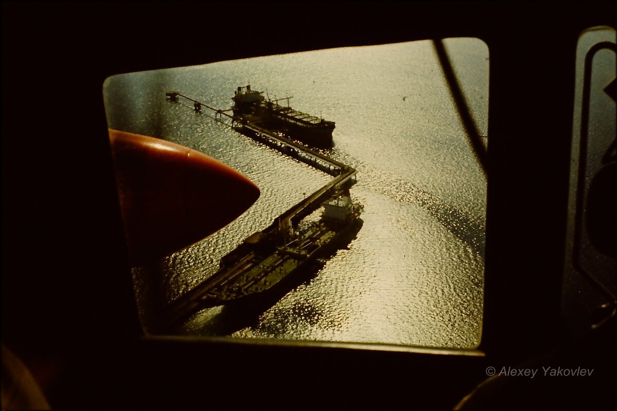 Воздушный патруль в Цемесской бухте. (1984г). На фото шлейф нефтепродуктов- радужный. - Alexey YakovLev