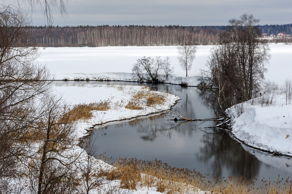 На излучине весенней реки - Валерий Иванович