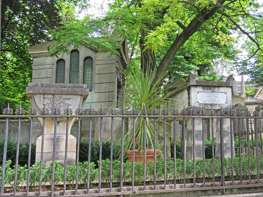 Могилы Лафонтена (слева) и Мольера на кладбище Пер-Лашез - ИРЭН@ .