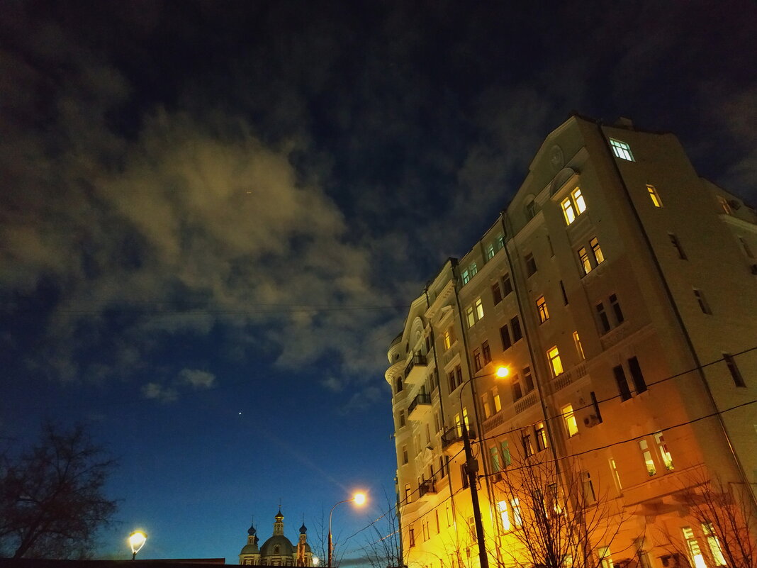 Москва вечерняя, а я шагаю с работы устало, но гляжу не под ноги - Андрей Лукьянов