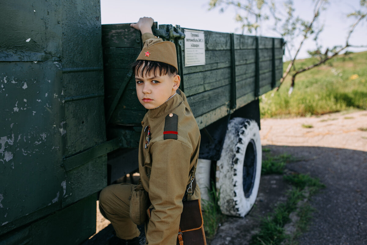 9 Мая. Мальчик в форме красноармейца. Военная техника - Евгений Николаев