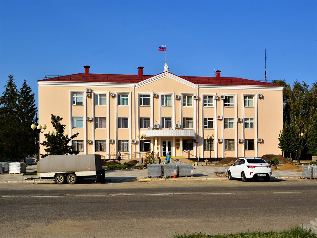 Приморско-Ахтарск. Администрация района. - Пётр Чернега